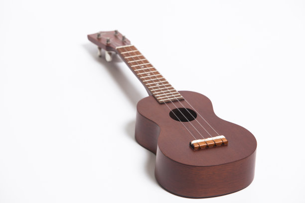 白色背景上的四弦琴图片下载