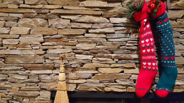 石头壁炉上的两只圣诞袜图片下载