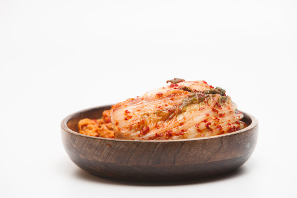 泡菜在一个木碗孤立图片下载