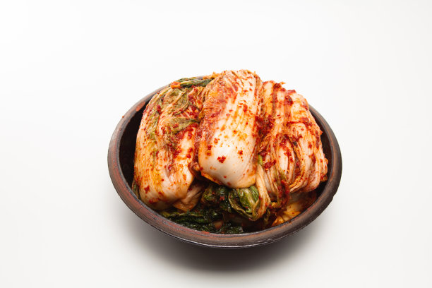 泡菜在一个瓦罐头盘孤立图片下载