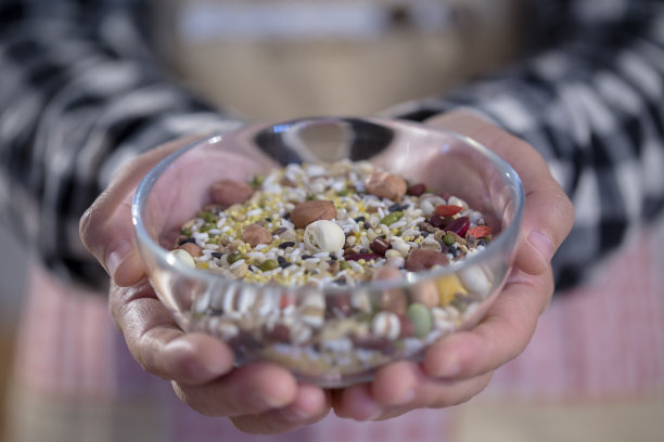 手持配料准备煮腊八粥素材图片