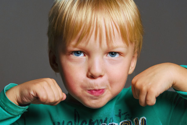 小流氓握紧拳头，缩了缩身子。图片下载