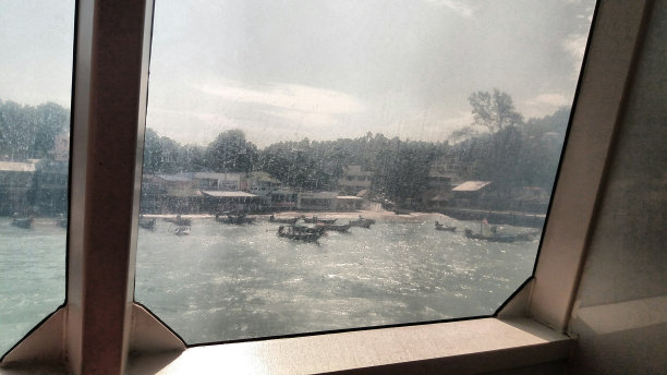 从一艘快艇上被污染的窗户往外看图片下载