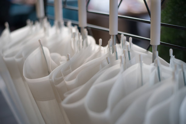 白色伞的一部分。咖啡馆或餐厅的背景图片下载