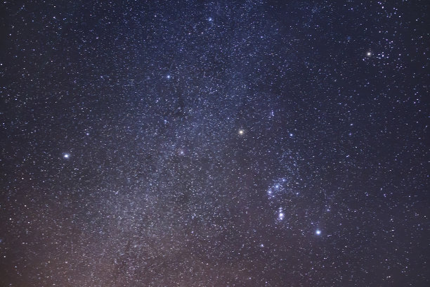星空背景。夜空中闪烁的星星。星空宇宙中的星座和星系。图片下载