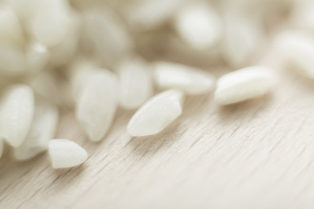 极端近距离的照片，水稻种子在木盘子上图片下载