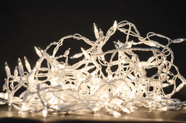 黑色背景上的圣诞彩灯图片下载