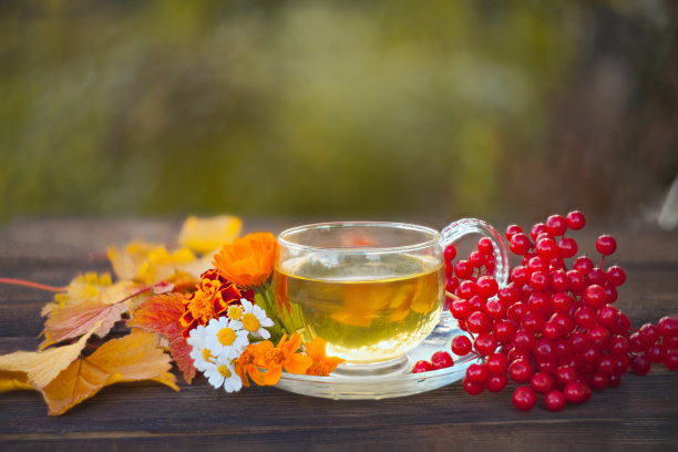 桌上漂亮的玻璃碗里盛着美味的秋茶图片下载