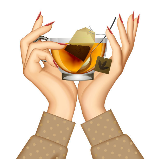 女人的双手捧着透明的玻璃杯，用勺子把茶和茶分开放在白色的杯子上素材图片