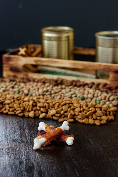 给狗喂食的钙质骨头图片下载