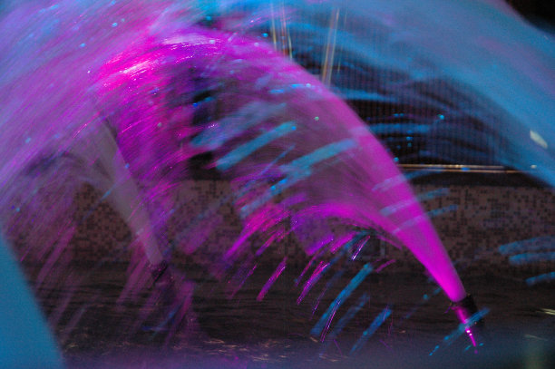 夜晚五彩缤纷的喷泉秀。图片下载