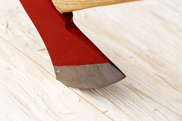 木头背景上的红斧头图片下载