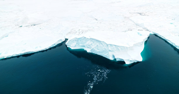 格陵兰岛伊卢利萨特冰峡湾北冰洋上冰山的鸟瞰图图片下载