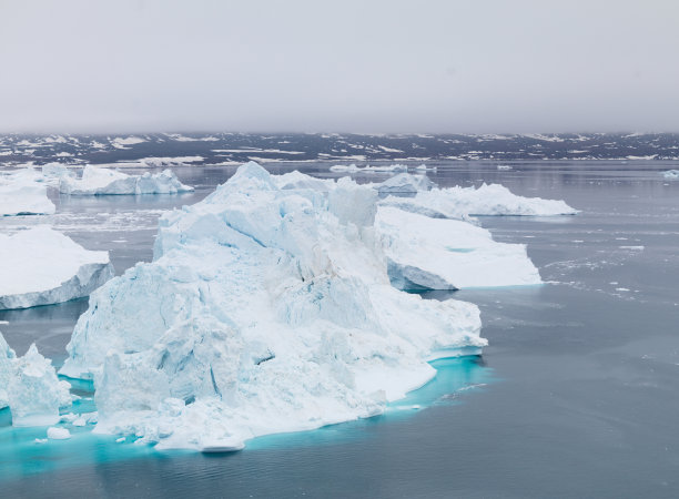 格陵兰岛伊卢利萨特冰峡湾北冰洋上冰山的鸟瞰图图片下载