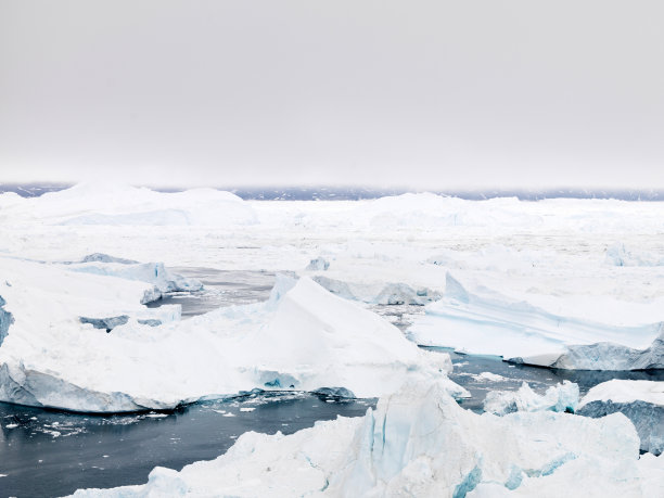 格陵兰岛伊卢利萨特冰湾北冰洋上的冰山图片下载