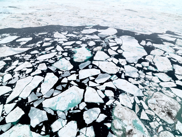 格陵兰岛伊卢利萨特冰峡湾上破碎冰山的鸟瞰图图片下载