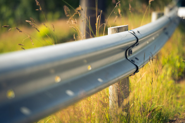在欧洲，挪威的乡村小路上的加德铁路。草在背景，细节视图图片下载