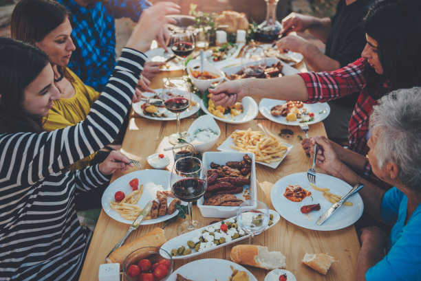 家庭用餐的户外素材图片