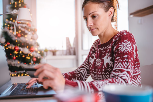 女人在圣诞节期间网购图片下载