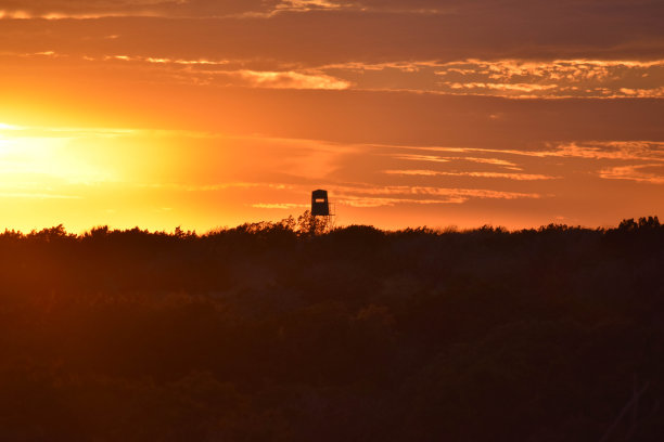 山间的橙色日落图片下载