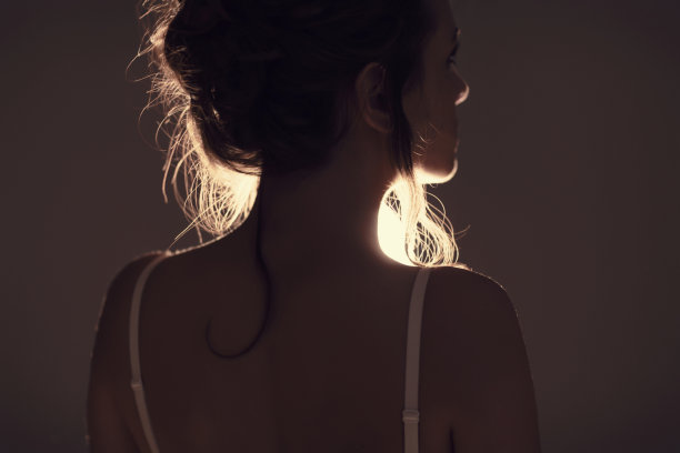 唤醒美人肖像美丽的年轻女性自然的生活方式图片下载