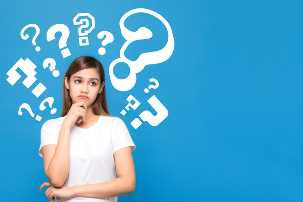 带着问号的年轻家庭主妇。素材图片