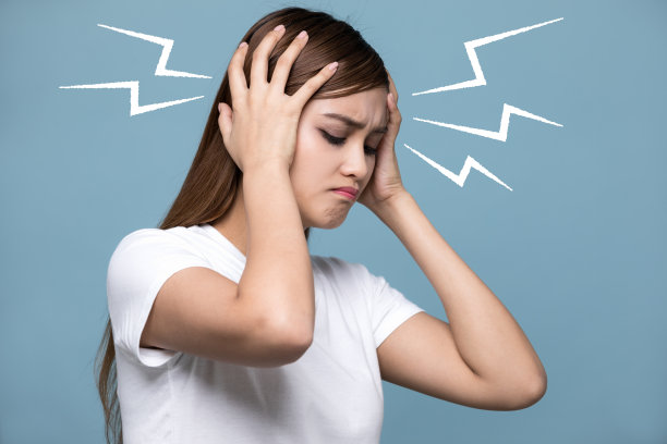 抑郁的年轻女子。图片下载