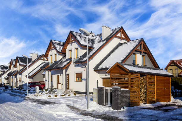 冬季郊区新建的综合楼图片下载