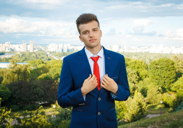 城市背景下的商人图片下载