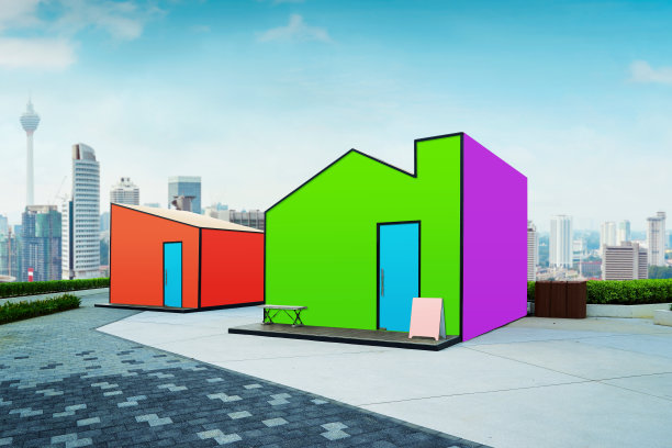 以现代城市为背景的彩色纸板屋抽象形象。图片下载
