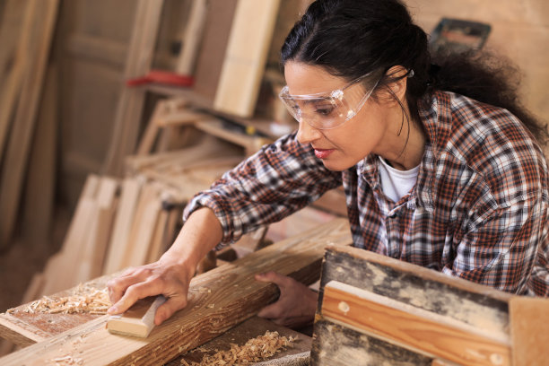 在车间工作的女木匠图片下载