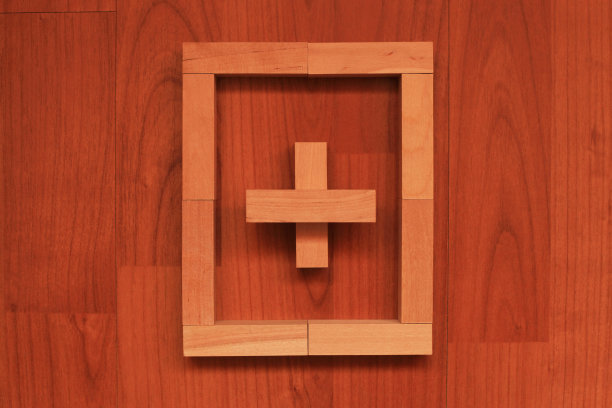 木块的形状十字架在框架图片下载