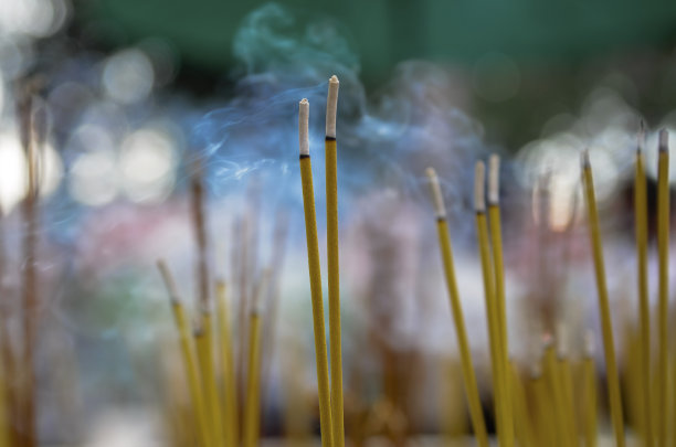 在锅中燃烧黄色的香。芳香的香和烟图片下载