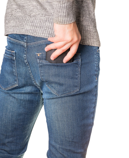 一个男人从后面的口袋里掏出钱包图片下载