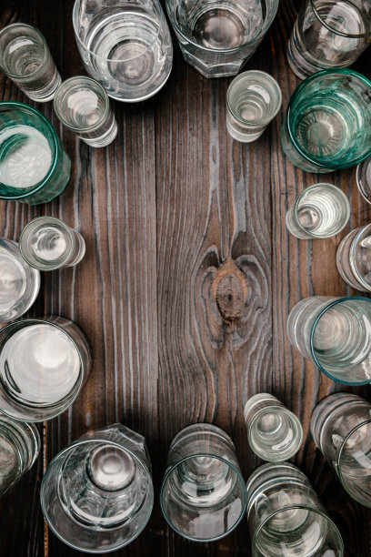 顶视图的玻璃与水在木桌上图片下载