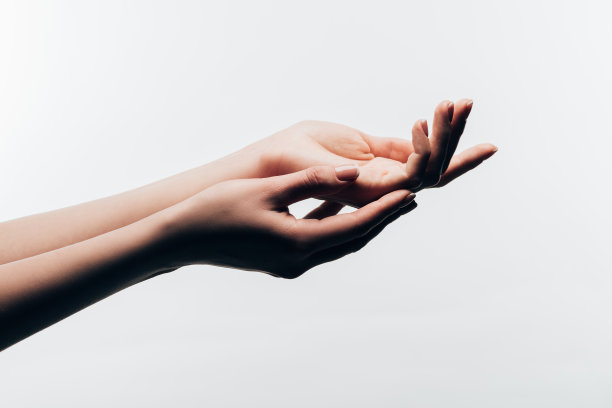 女性的双手与完美的皮肤隔离在白色图片下载