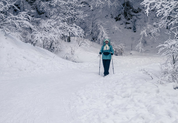 女人在雪地里走北欧风情图片下载