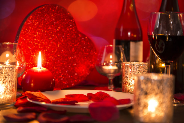 情人节浪漫的烛光晚餐，贴心的礼物和美酒。图片下载