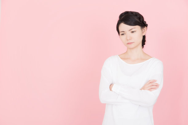 挽着胳膊的年轻女子图片下载