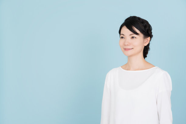 年轻女子站得笔直图片下载