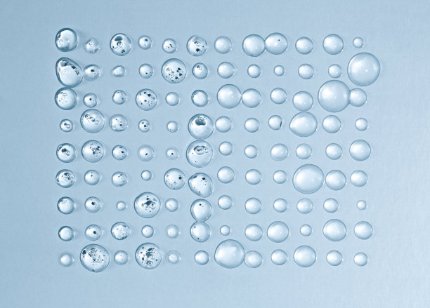 一滴水在蓝色背景上以矩形的形式直线排列。图片下载