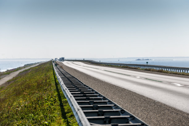 开车在houtrib堤坝上去荷兰的Marken。这张图片有GPS标记图片下载