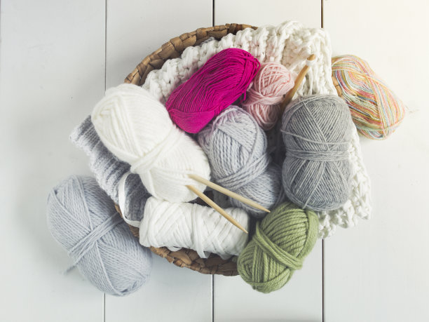 白色的地板上有许多不同种类的彩色羊毛图片下载