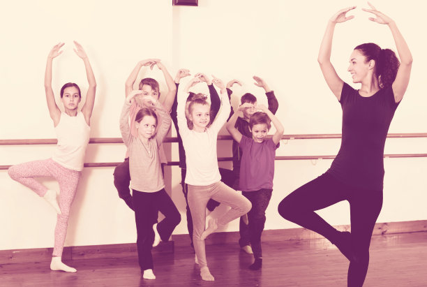 男孩和女孩在工作室集中排练芭蕾舞图片下载