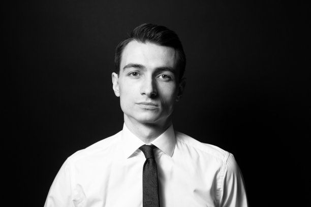 穿着衬衫和黑色领带的自信年轻男人的黑白肖像图片下载