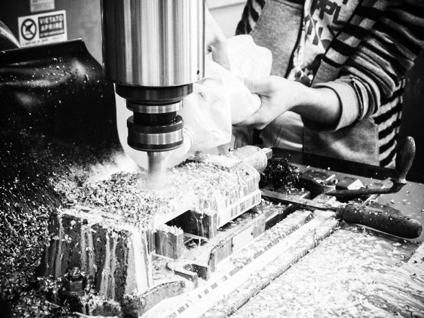 小女孩的手在沙滩上玩沙子图片下载