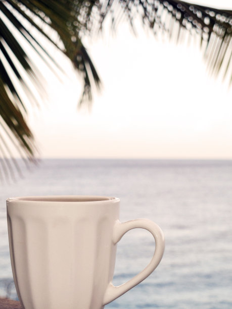 一杯咖啡和加勒比海景色图片下载
