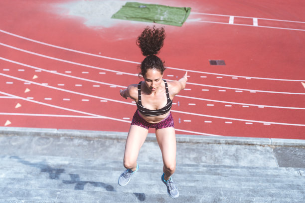 女子体育场内运动图片下载