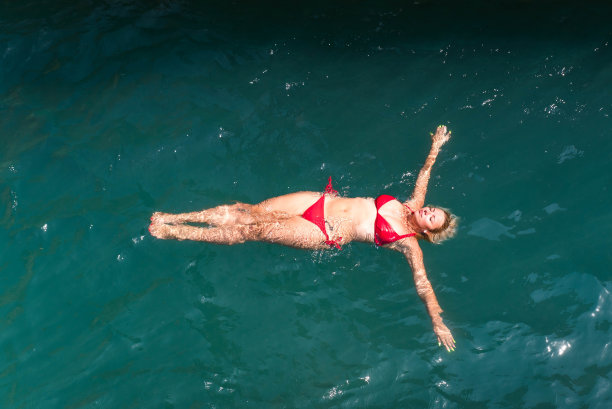 漂浮在水面上图片下载