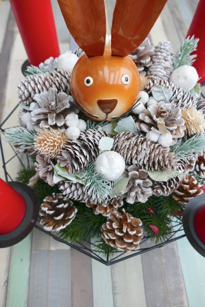 带有复活节兔子的圣诞花环图片下载